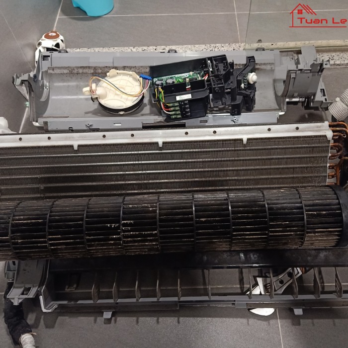 Vệ sinh máy lạnh và bơm ga 4 máy lạnh bẩn